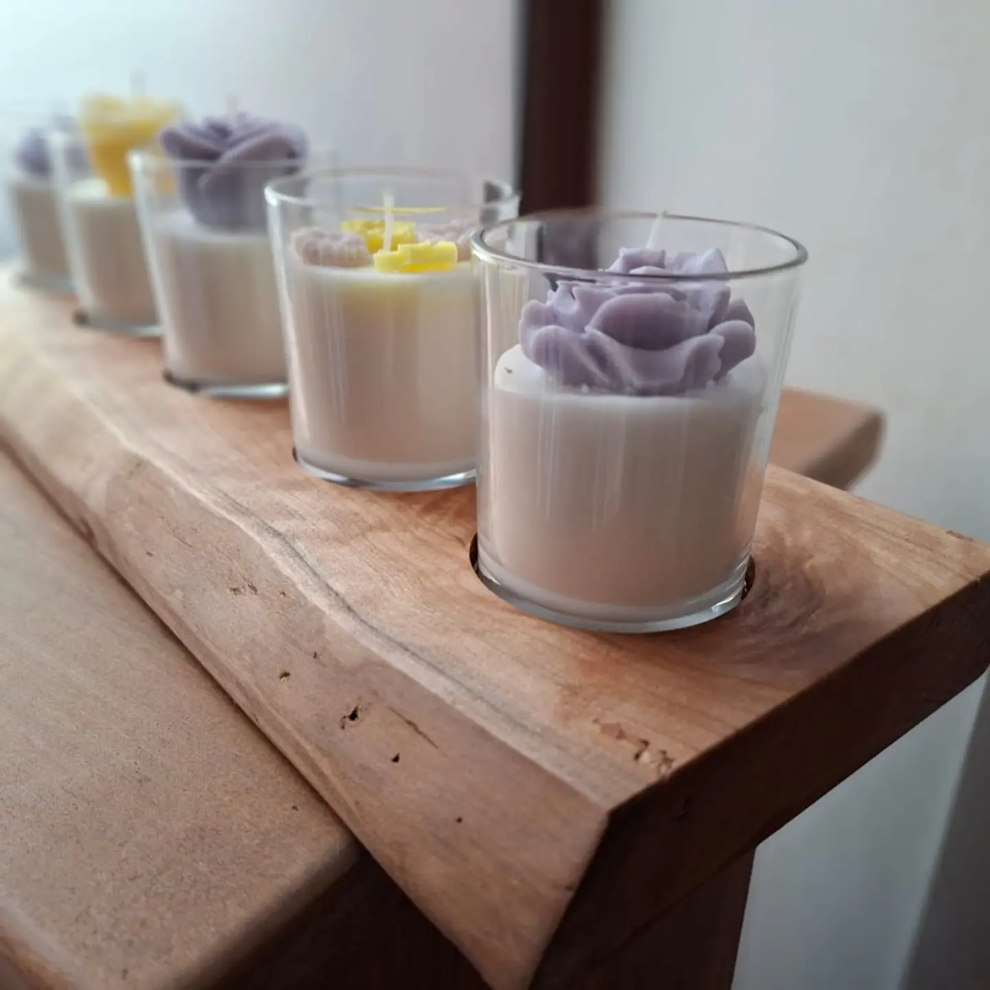 PORTAVELAS DE MADERA NATIVA CIPRES RECICLADO CON 5 VELAS 1