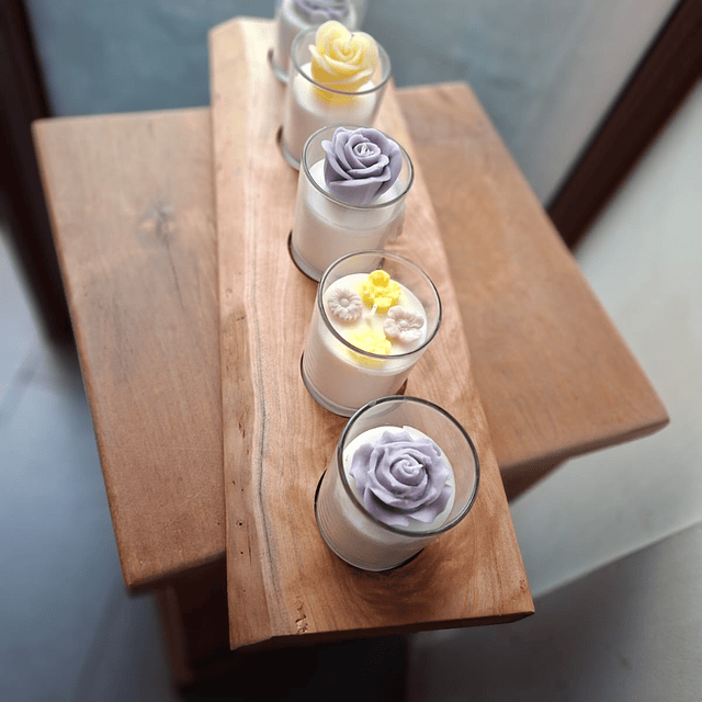 PORTAVELAS DE MADERA NATIVA CIPRES RECICLADO CON 5 VELAS