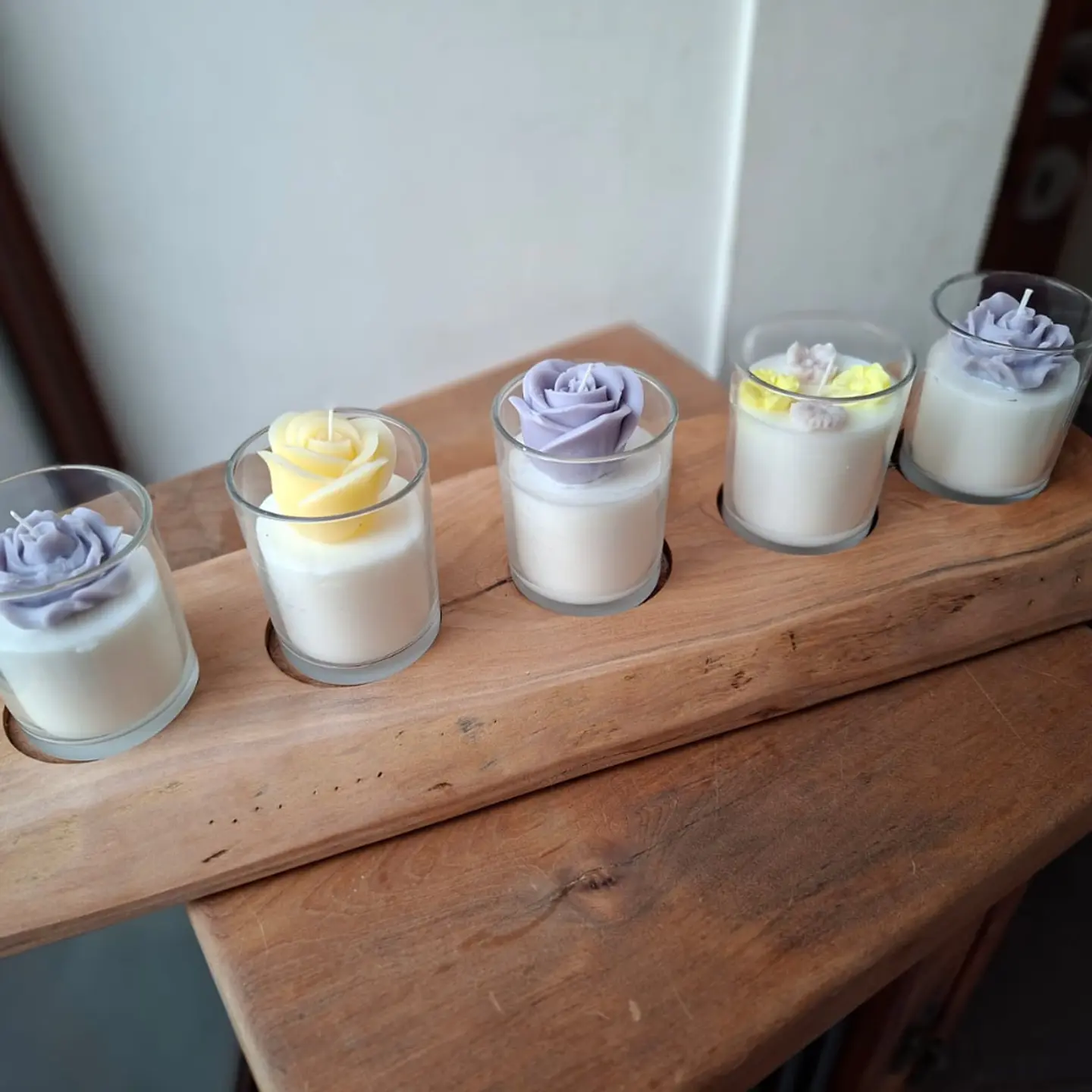 PORTAVELAS DE MADERA NATIVA CIPRES RECICLADO CON 5 VELAS 3