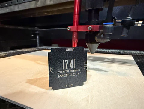 Sujetadores Imantados para  placas de madera en grabado Láser