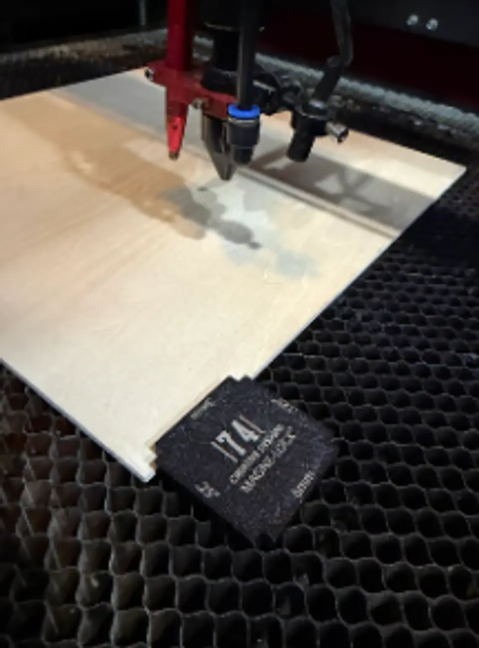 Sujetadores Imantados para  placas de madera en grabado Láser 3