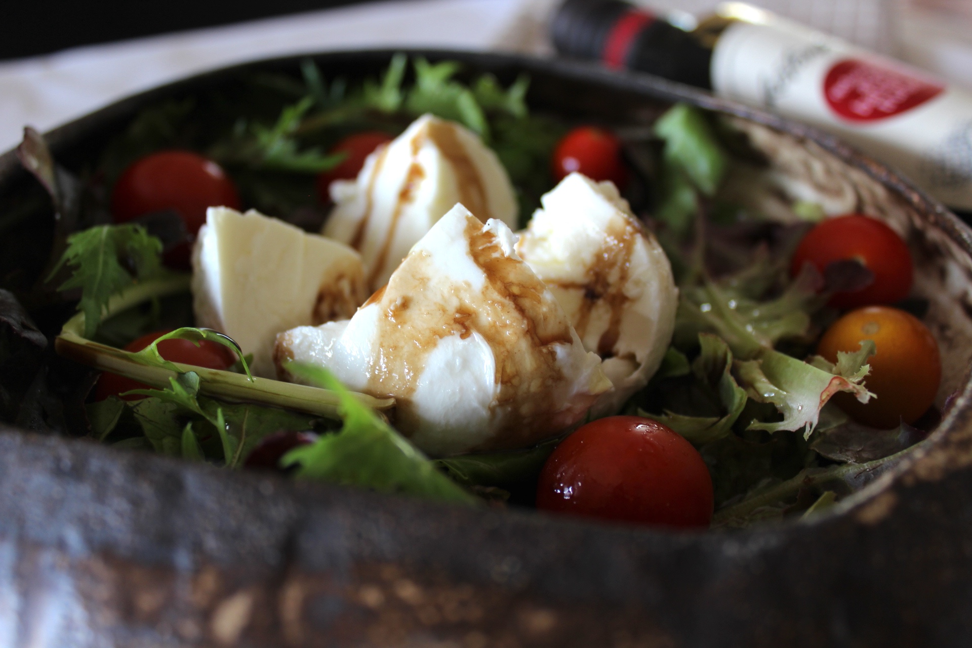 Ensalada de hojas verdes con burrata y reducción de aceto balsámico trufado