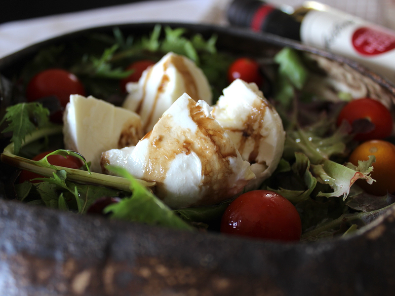 Ensalada de hojas verdes con burrata y reducción de aceto balsámico trufado