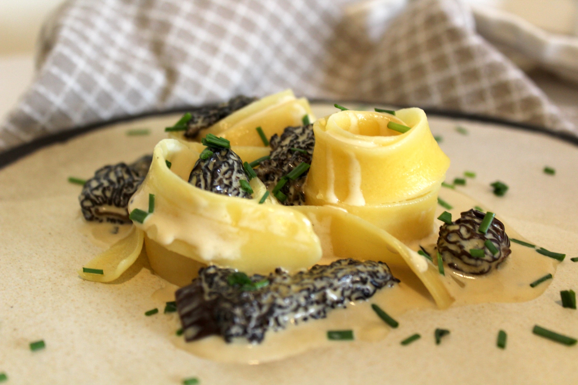 Tallarines con morchelas y crema