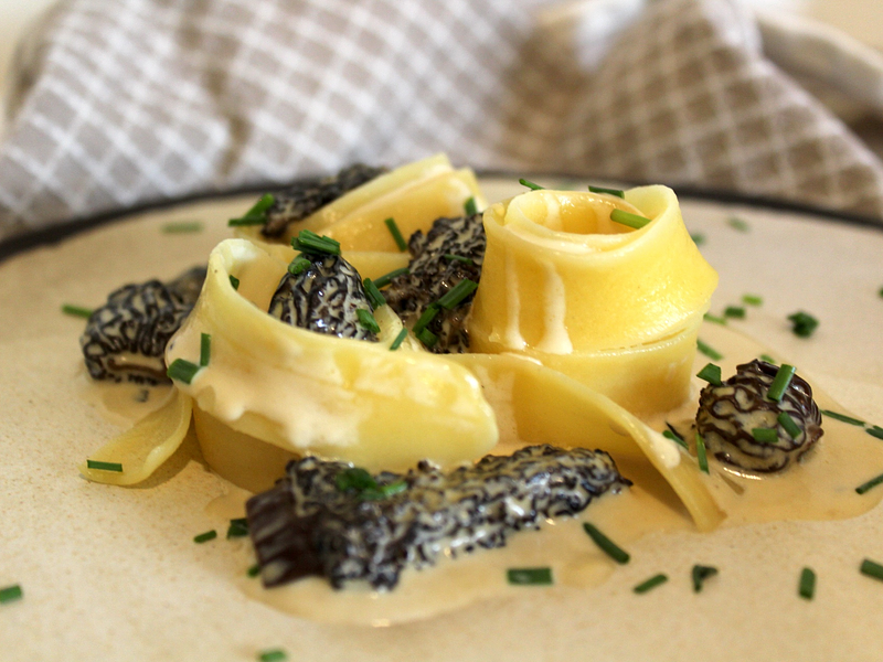 Tallarines con morchelas y crema