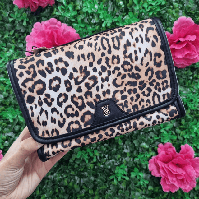 COSMETIQUERO CON BROCHE LEOPARDO