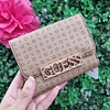 BILLETERA GUESS CAFÉ CLARA DETALLE LOGO GUESS RECTANGULO