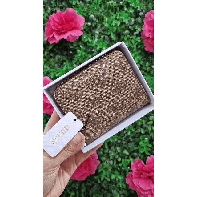 BILLETERA GUESS EST 1981 CAFÉ CON LOGOS PEQUEÑA