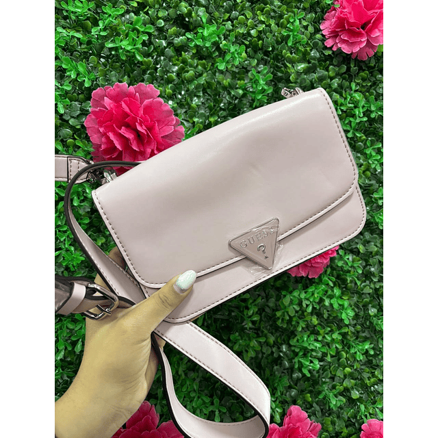 CROSSBODY GUESS RECTANGULAR ROSA CON TAPA Y TRIANGULO
