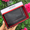 BILLETERA GUESS CON LINEAS ROJAS