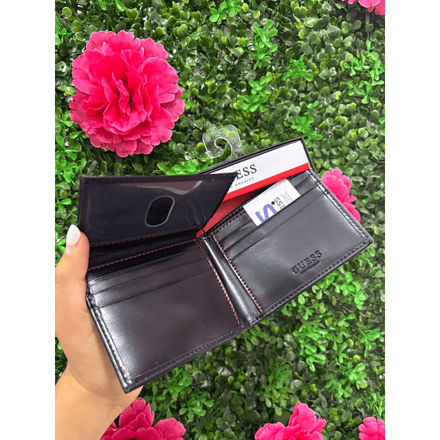 BILLETERA GUESS CON LINEAS ROJAS