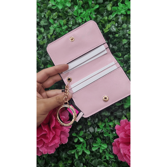 TARJETERO CON BROCHE ROSADO CON LINEAS VS