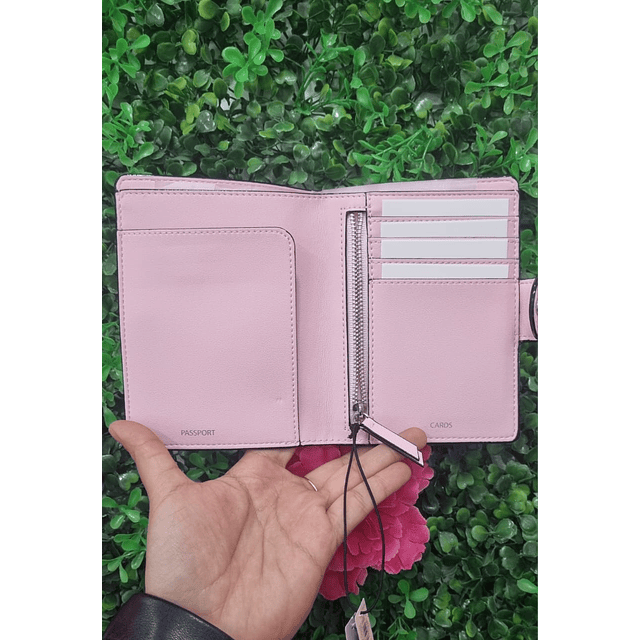 PORTAPASAPORTE ROSA VS NUEVA COLECCION