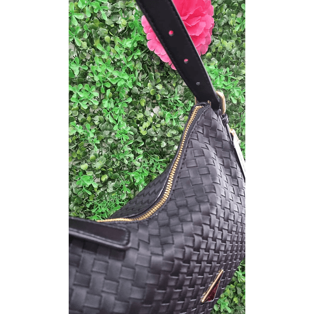 CARTERA DE HOMBRO GUESS NEGRA C/LOGO TRIANGULO