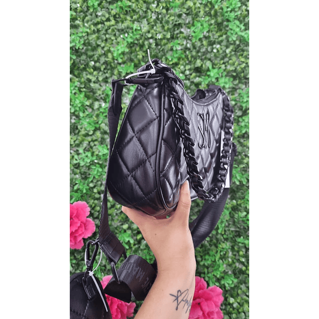 CARTERA DE HOMBRO JUICY NEGRA +CORREA LARGA ACOLCHADA