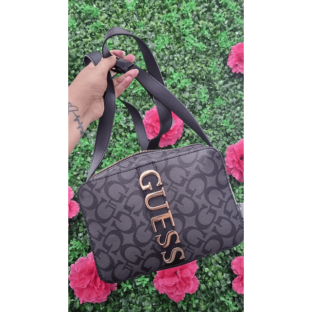 CROSSBODY GUESS GRIS CON LOGO VERTICAL