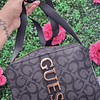 CROSSBODY GUESS GRIS CON LOGO VERTICAL