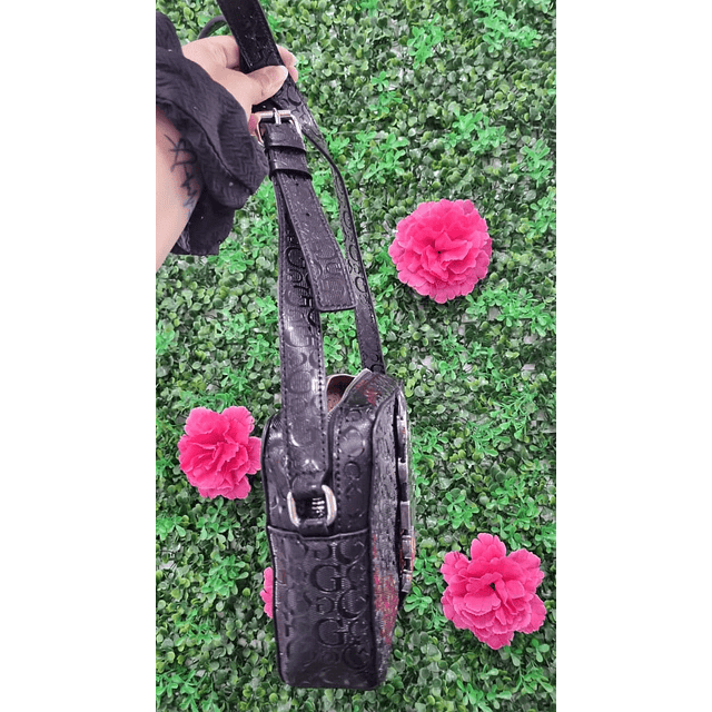 CROSSBODY GUESS NEGRO DE CHAROL