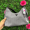 CARTERA GUESS GRIS CON LETRAS NEGRAS
