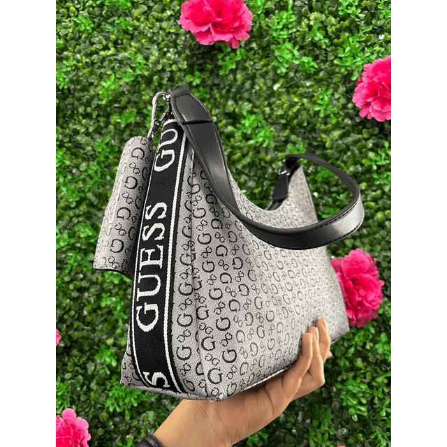CARTERA GUESS GRIS CON LETRAS NEGRAS