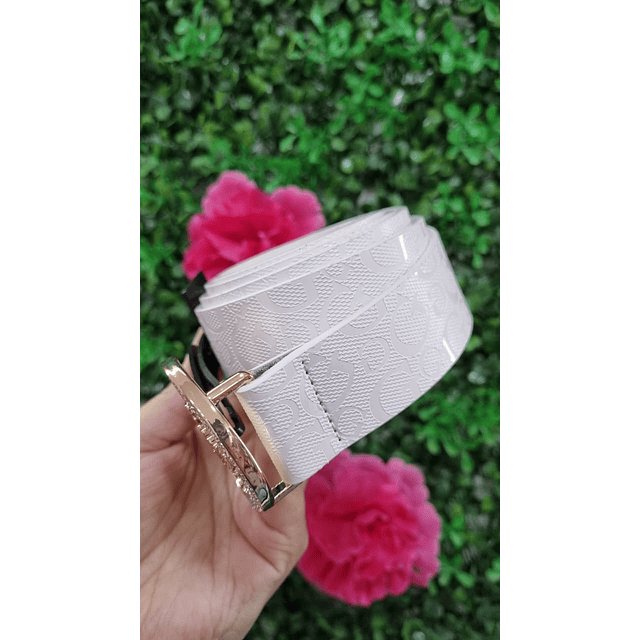 CINTURON BLANCO GUESS CON HEBILA DORADA BLANCA TALLA M