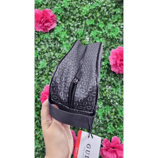 BOLSO NECESSER GUESS HOMBRE NEGRO CON LETRAS GRIS