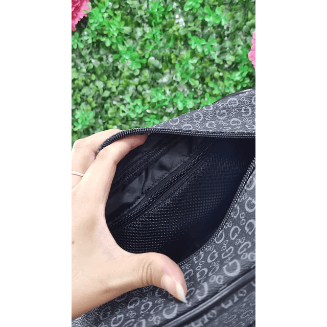 BOLSO NECESSER GUESS HOMBRE NEGRO CON LETRAS GRIS