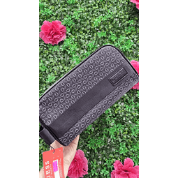 BOLSO NECESSER GUESS HOMBRE NEGRO CON LETRAS GRIS