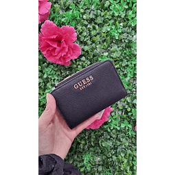 BILLETERA GUESS MEDIANA CON BROCHE