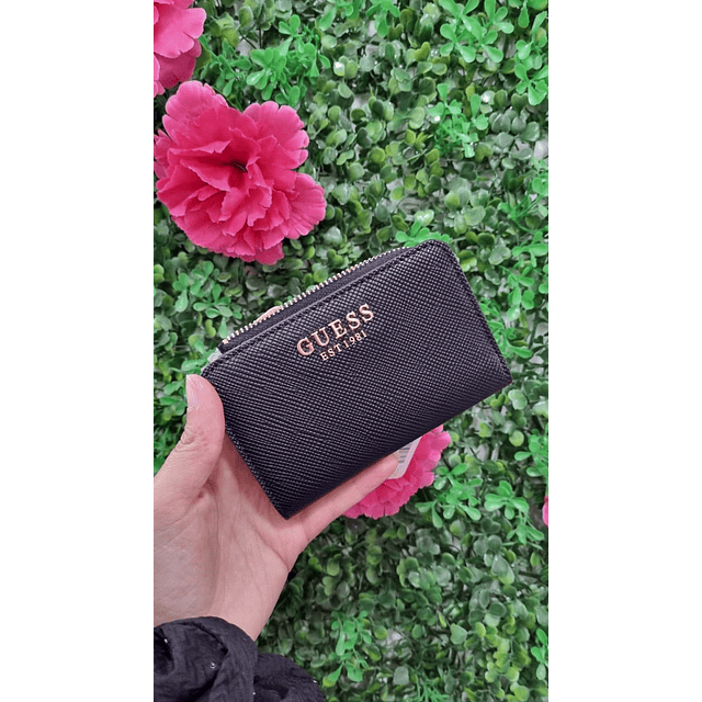 BILLETERA GUESS MEDIANA CON BROCHE