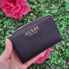 BILLETERA GUESS MEDIANA CON BROCHE