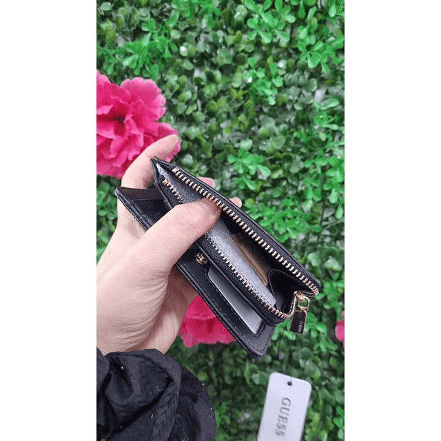 BILLETERA GUESS MEDIANA CON BROCHE