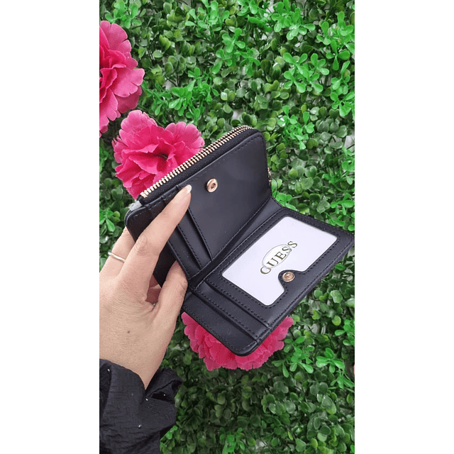 BILLETERA GUESS MEDIANA CON BROCHE