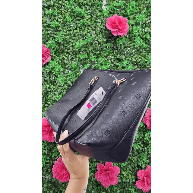 TOTE TOMMY HILFIGER NEGRO CIERRE AL CENTRO Y LOGOS TH