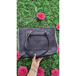 TOTE TOMMY HILFIGER NEGRO CIERRE AL CENTRO Y LOGOS TH