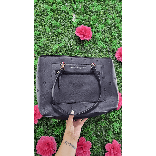 TOTE TOMMY HILFIGER NEGRO CIERRE AL CENTRO Y LOGOS TH