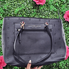 TOTE TOMMY HILFIGER NEGRO CIERRE AL CENTRO Y LOGOS TH