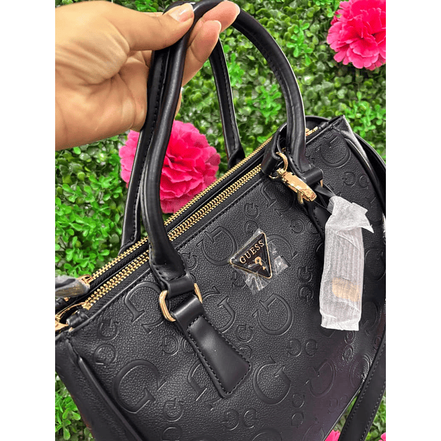 CARTERA MEDIANA GUESS CON RELIEVE Y CORREA LARGA