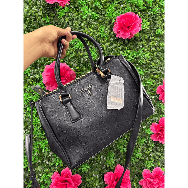 CARTERA MEDIANA GUESS CON RELIEVE Y CORREA LARGA