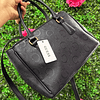 CARTERA MEDIANA GUESS CON RELIEVE Y CORREA LARGA