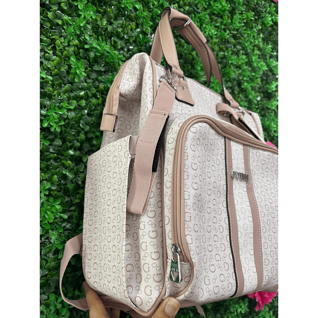 PAÑALERA GUESS TIPO MOCHILA ROSADA
