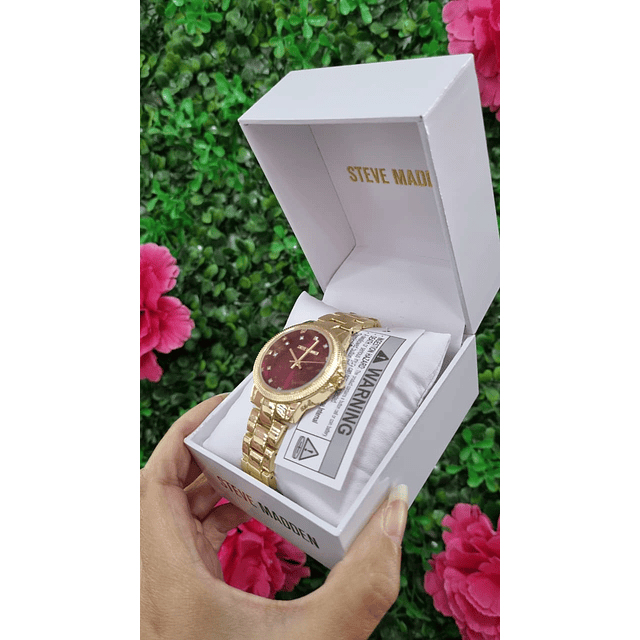 RELOJ STEVE MADDEN DORADO CON FONDO BURDEO