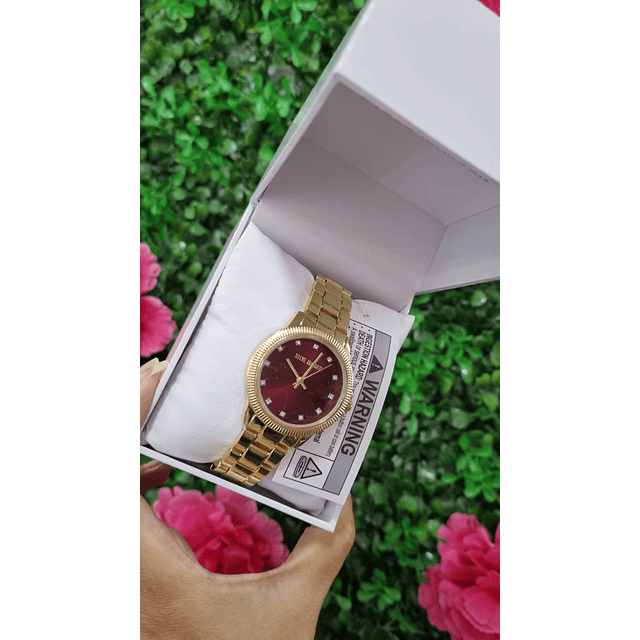 RELOJ STEVE MADDEN DORADO CON FONDO BURDEO