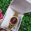 RELOJ STEVE MADDEN DORADO CON FONDO BURDEO