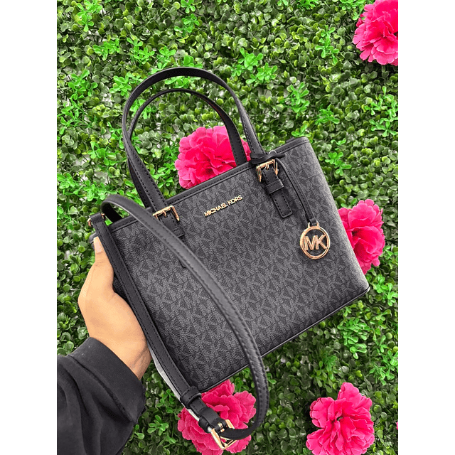 MINI CARTERA NEGRA MONOGRAMA MK