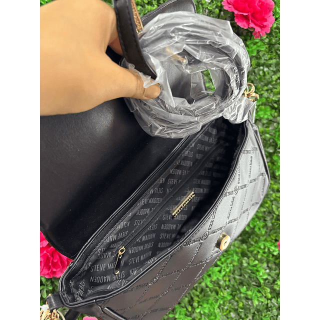 CARTERA DE HOMBRO STEVE MADDEN CON LETRAS DORADAS
