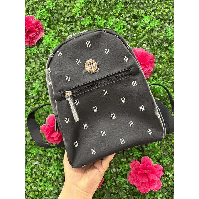 MOCHILA NEGRA TOMMY CON LETRAS BLANCAS
