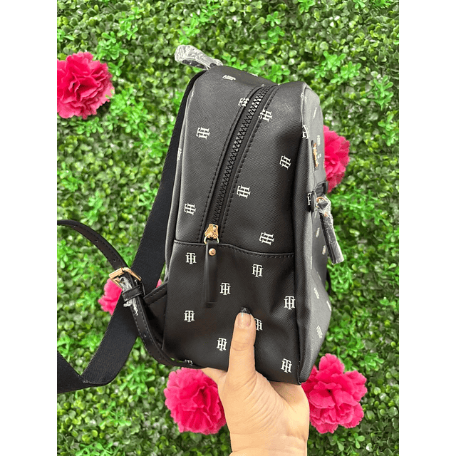 MOCHILA NEGRA TOMMY CON LETRAS BLANCAS
