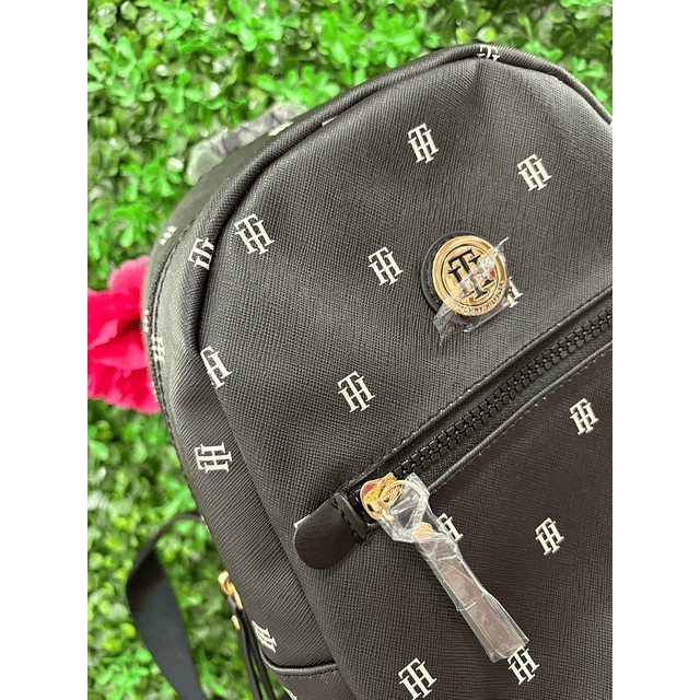 MOCHILA NEGRA TOMMY CON LETRAS BLANCAS