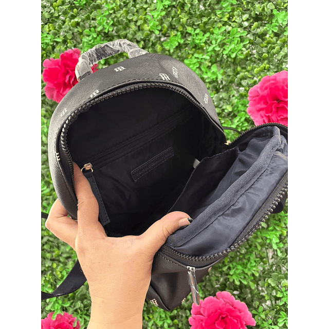 MOCHILA NEGRA TOMMY CON LETRAS BLANCAS